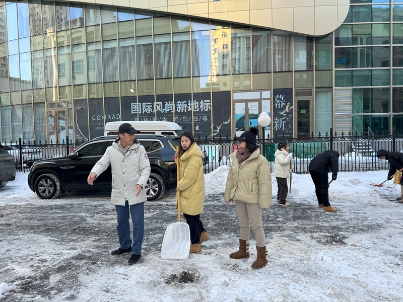 不畏嚴寒，掃雪彰顯團隊精神！